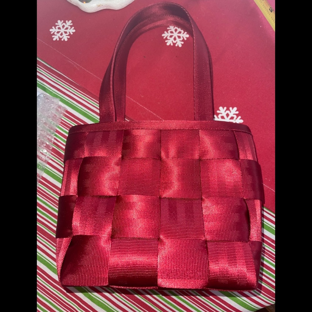 Harvey’s Original Seatbelt woven bag, red, medium. 7.5” x 9.5” x 4”